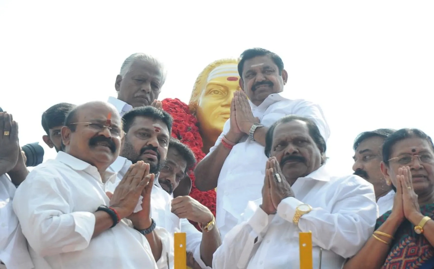 Edappadi Palaniswami respects the statue of Muthuramalinga Devar 