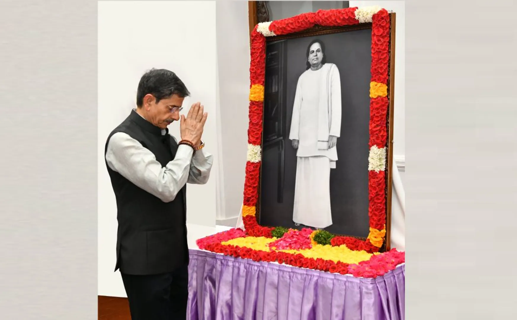 Governor respects Muthuramalingath Devar's statue!