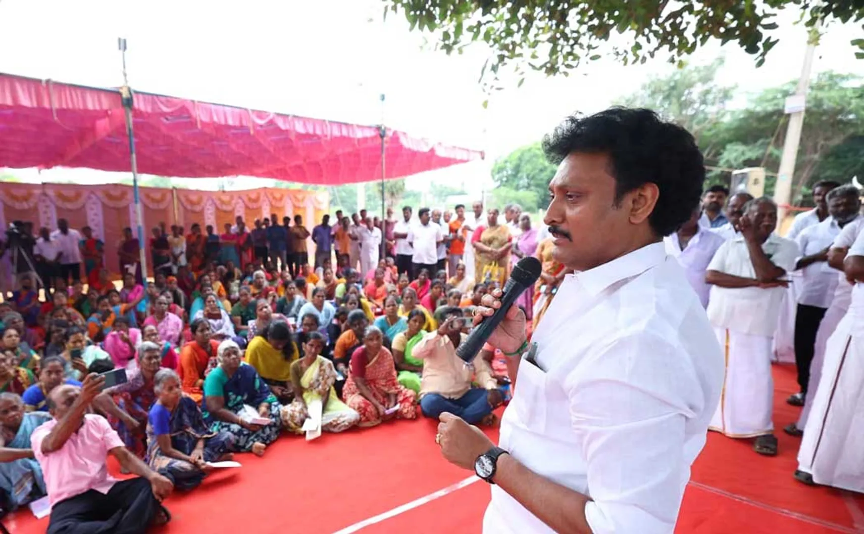 Minister anbil mahesh heard problems public in  municipal council meeting