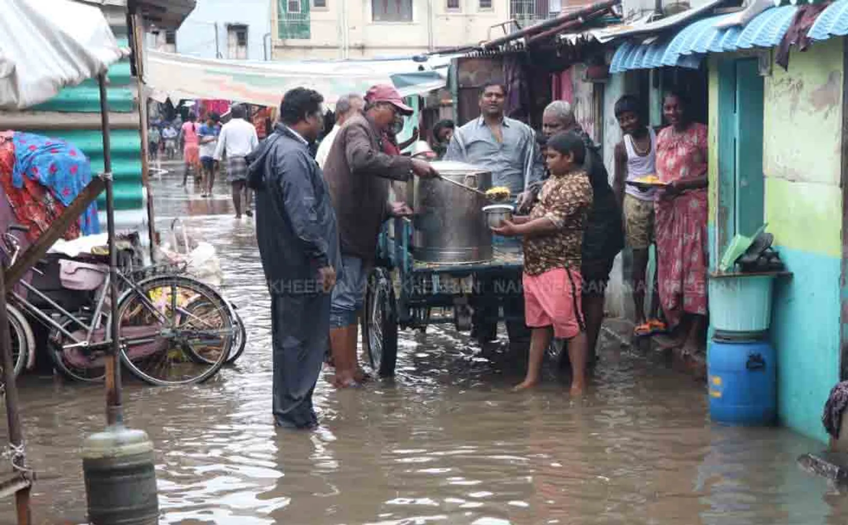 Corporation distributed food to people affected by rain 