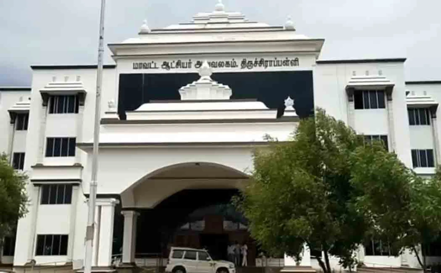 woman  struggle on trichy district office 