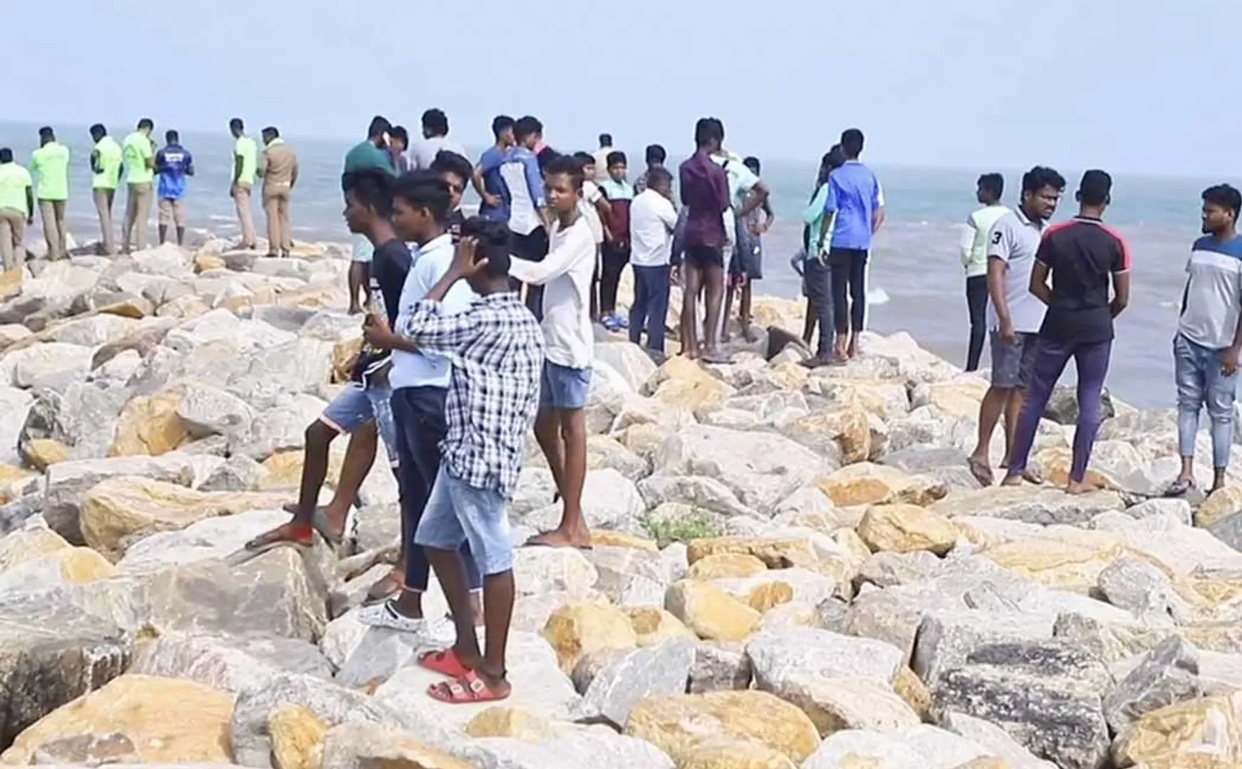 boy who went fishing sea drowned sea nagapattinam