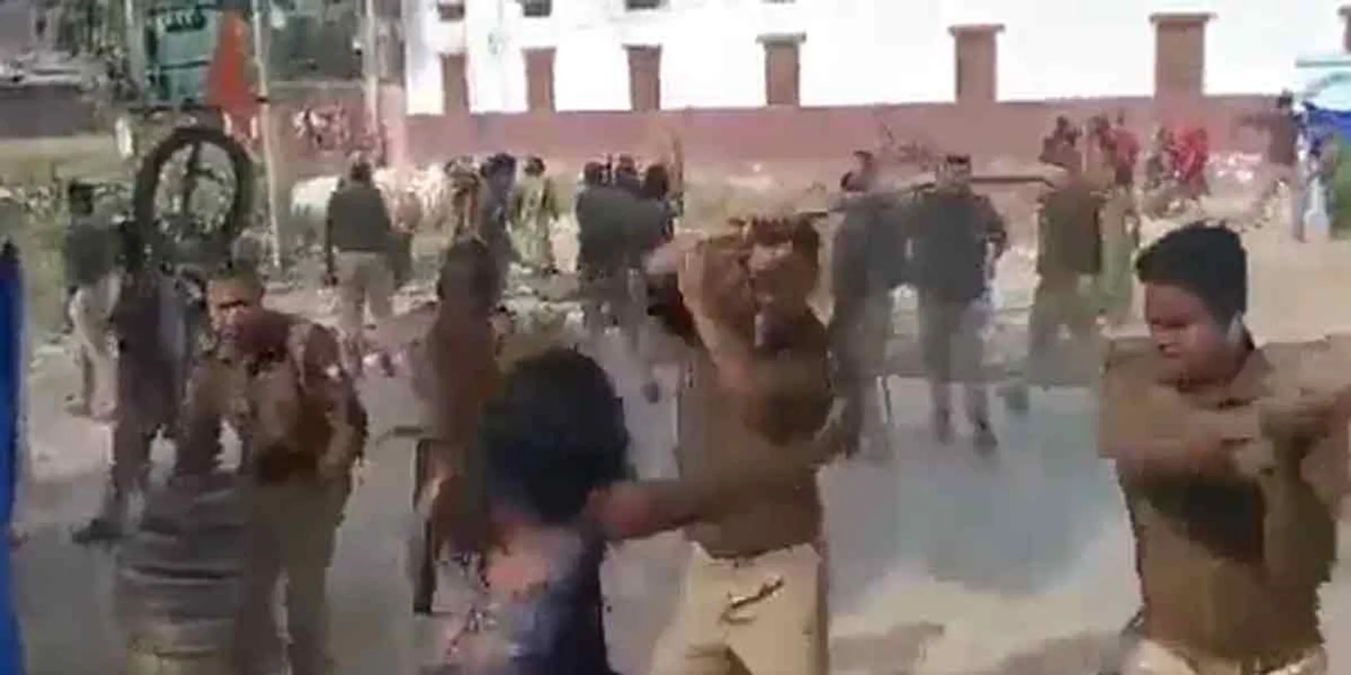  Viral video of police brutally assaulting protesting women