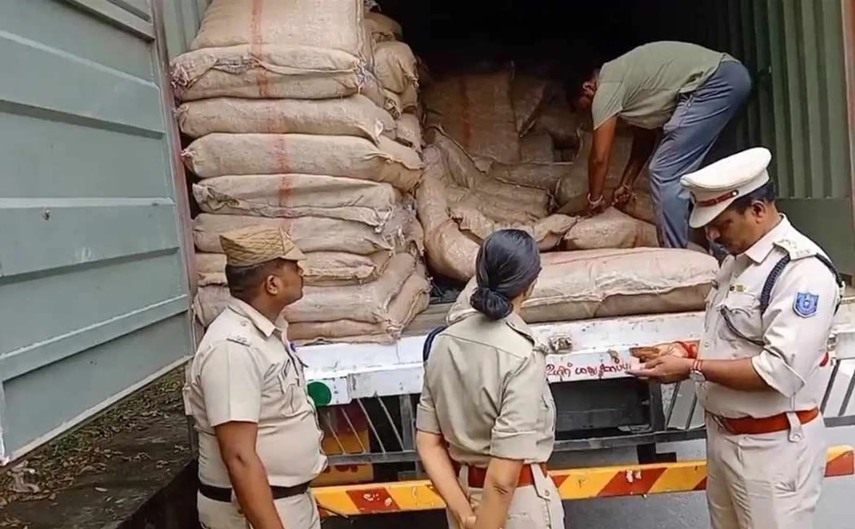 Secret information found in the investigation! Police seized 8 tons of band products 