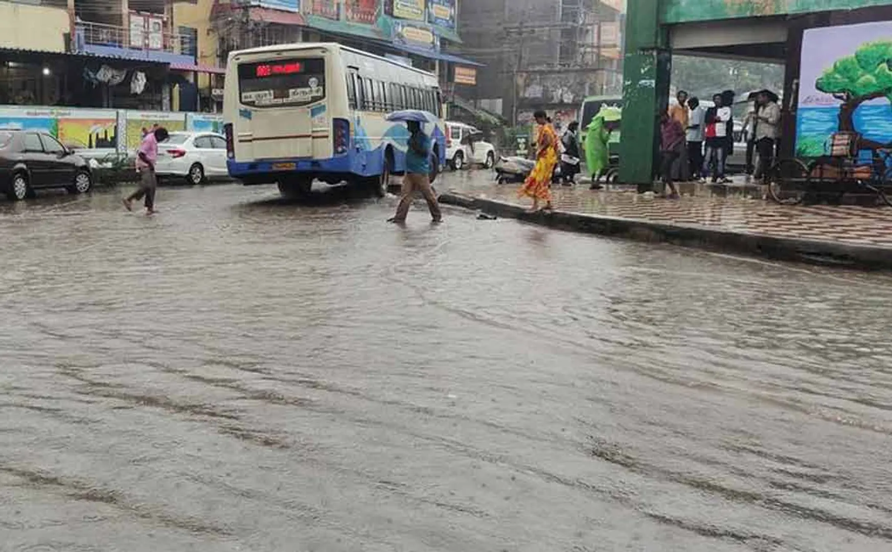 Rain Water surrounds Virudhachalam bus stand