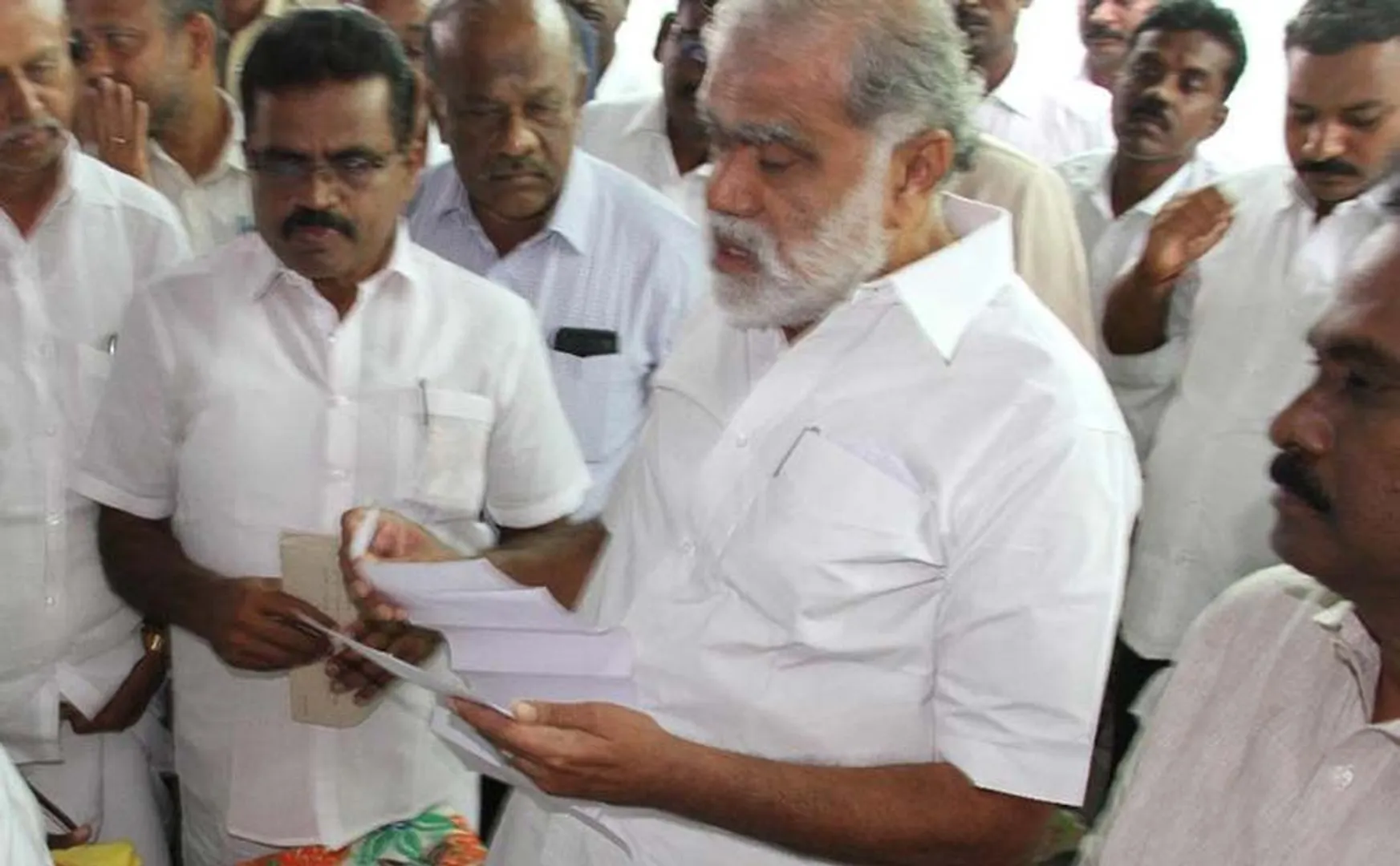 minister i periyasamy angry govt officer 