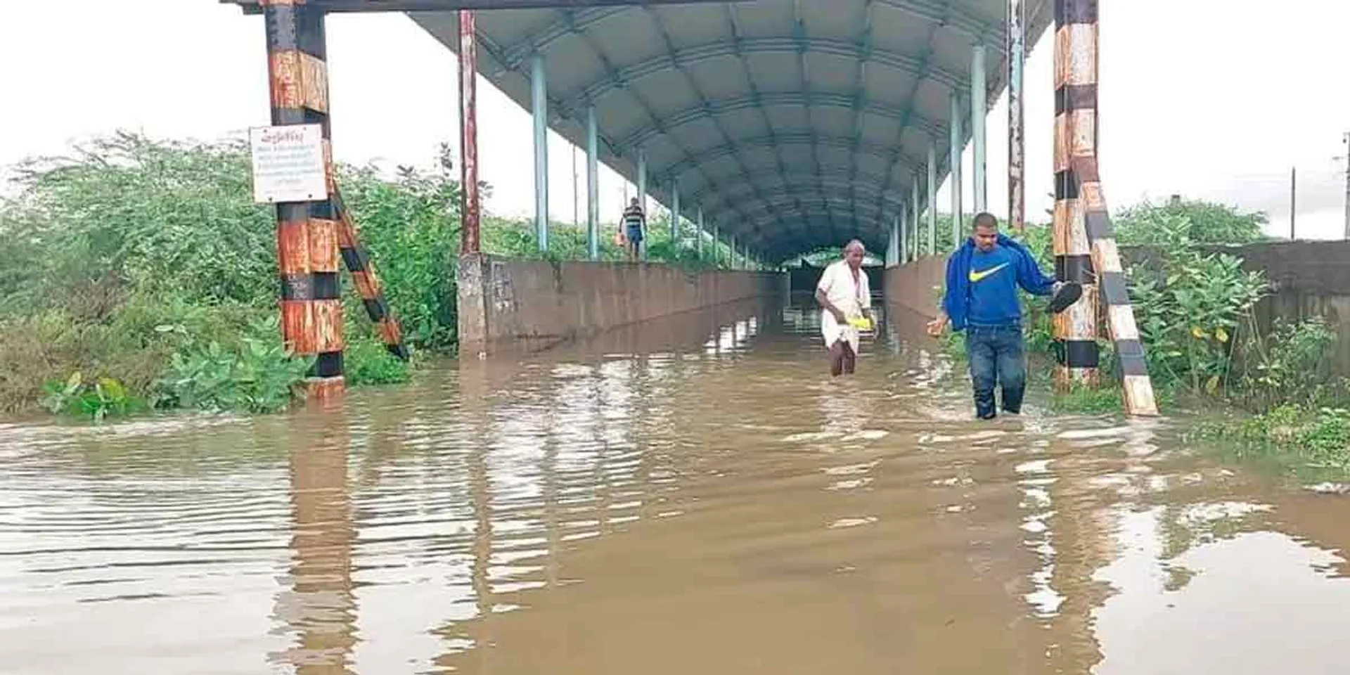  Flood in the railway tunnel! Traffic damage!