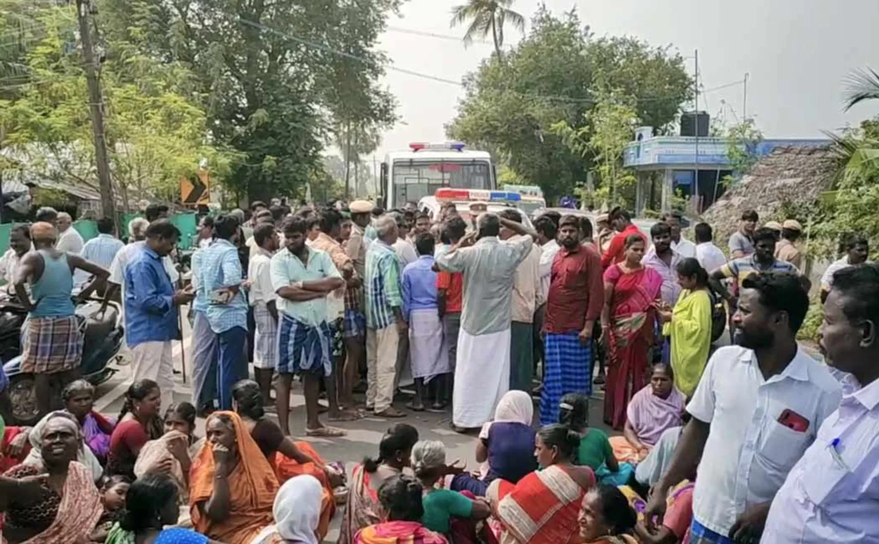 Villagers block road near Sirkazhi demanding relief