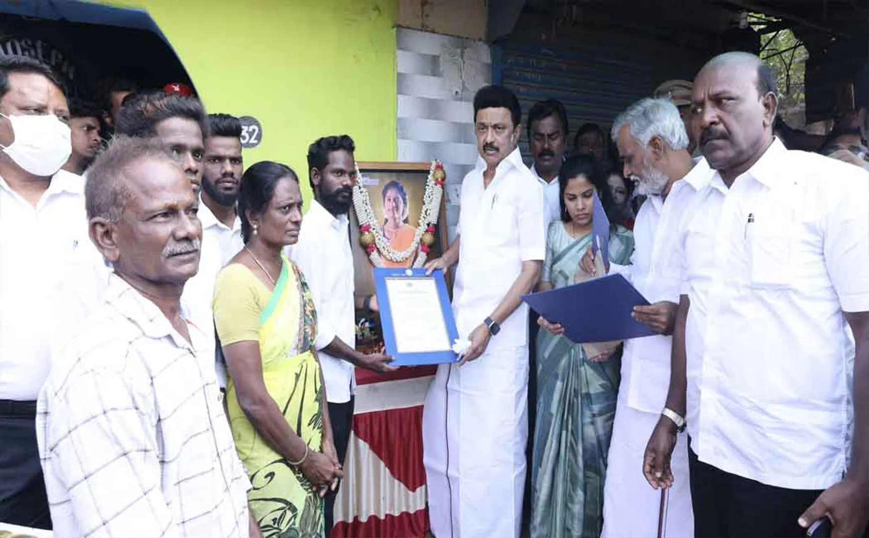 Chief Minister Stalin went to the house of heroine Priya and consoled her; Ordered relief amount and house