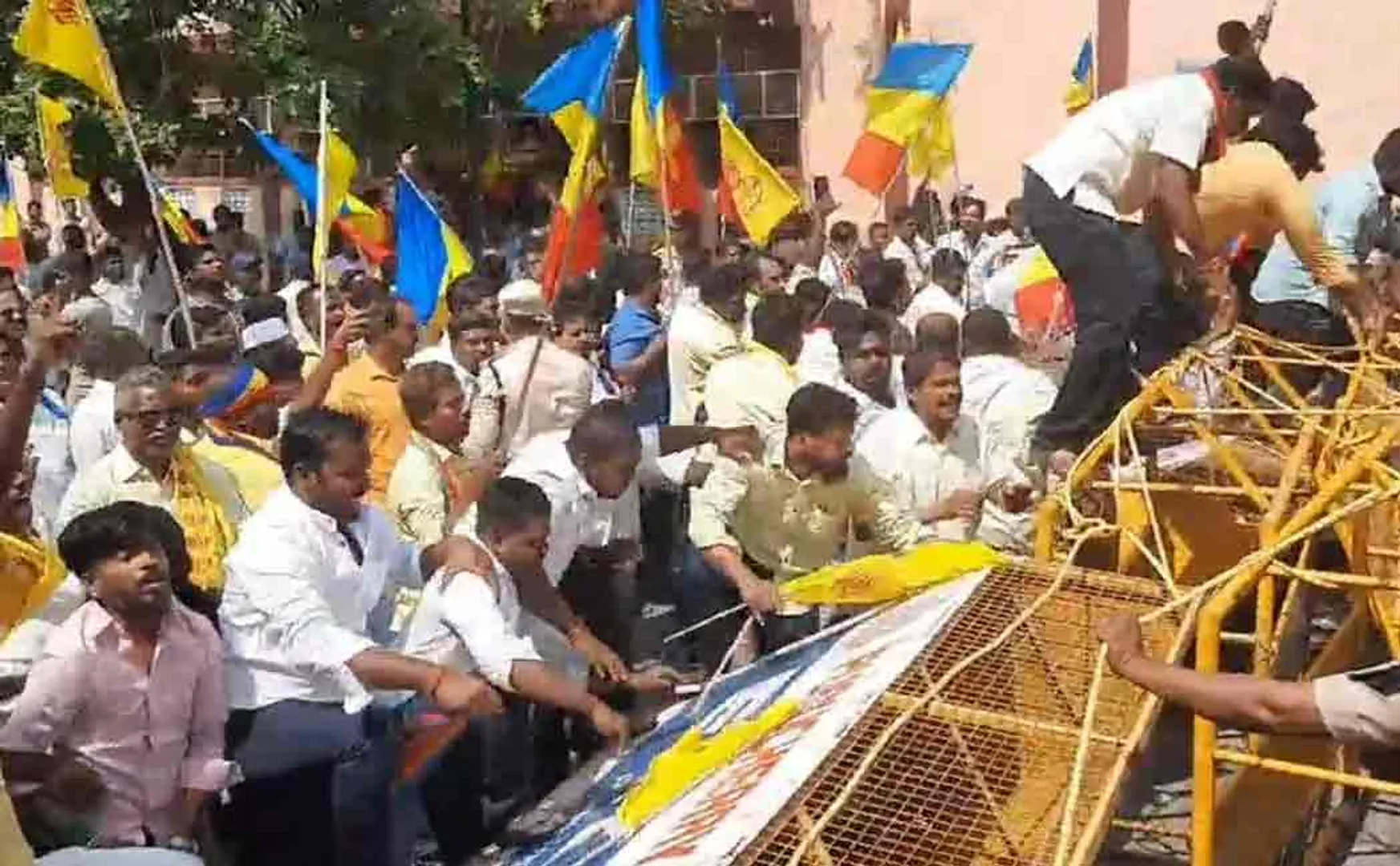 reservation; The PMK by throwing away the police barricades!