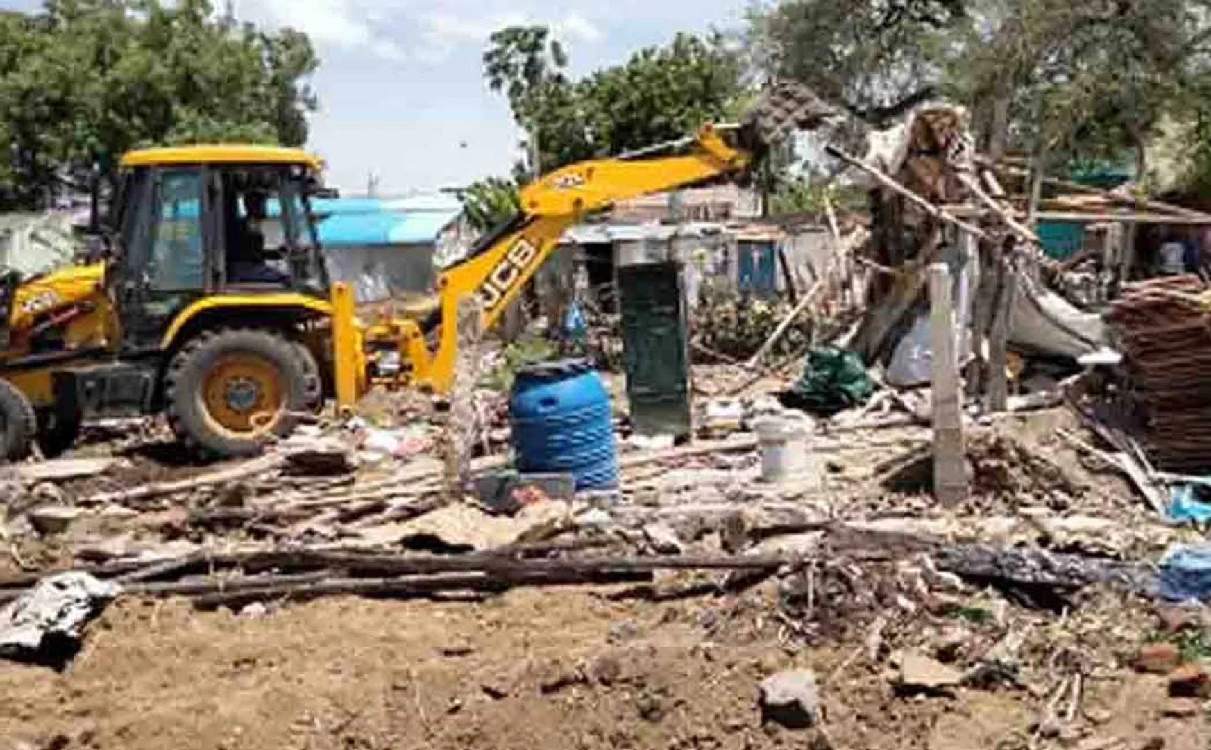 Demolition of 4 houses built encroaching on lake land; Revenue Department action!