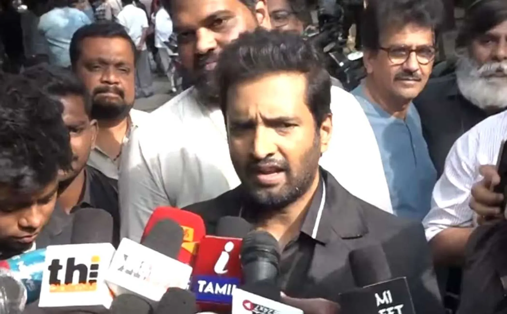 santhanam talk about varisu issue 