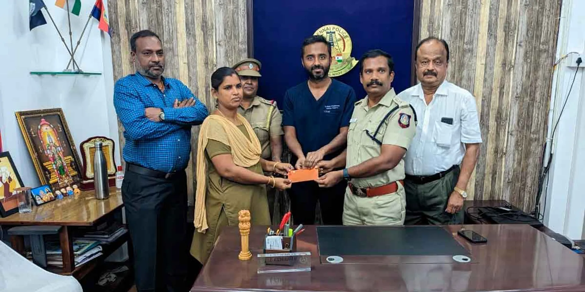 Doctors who appreciated the bravery of the female policeman