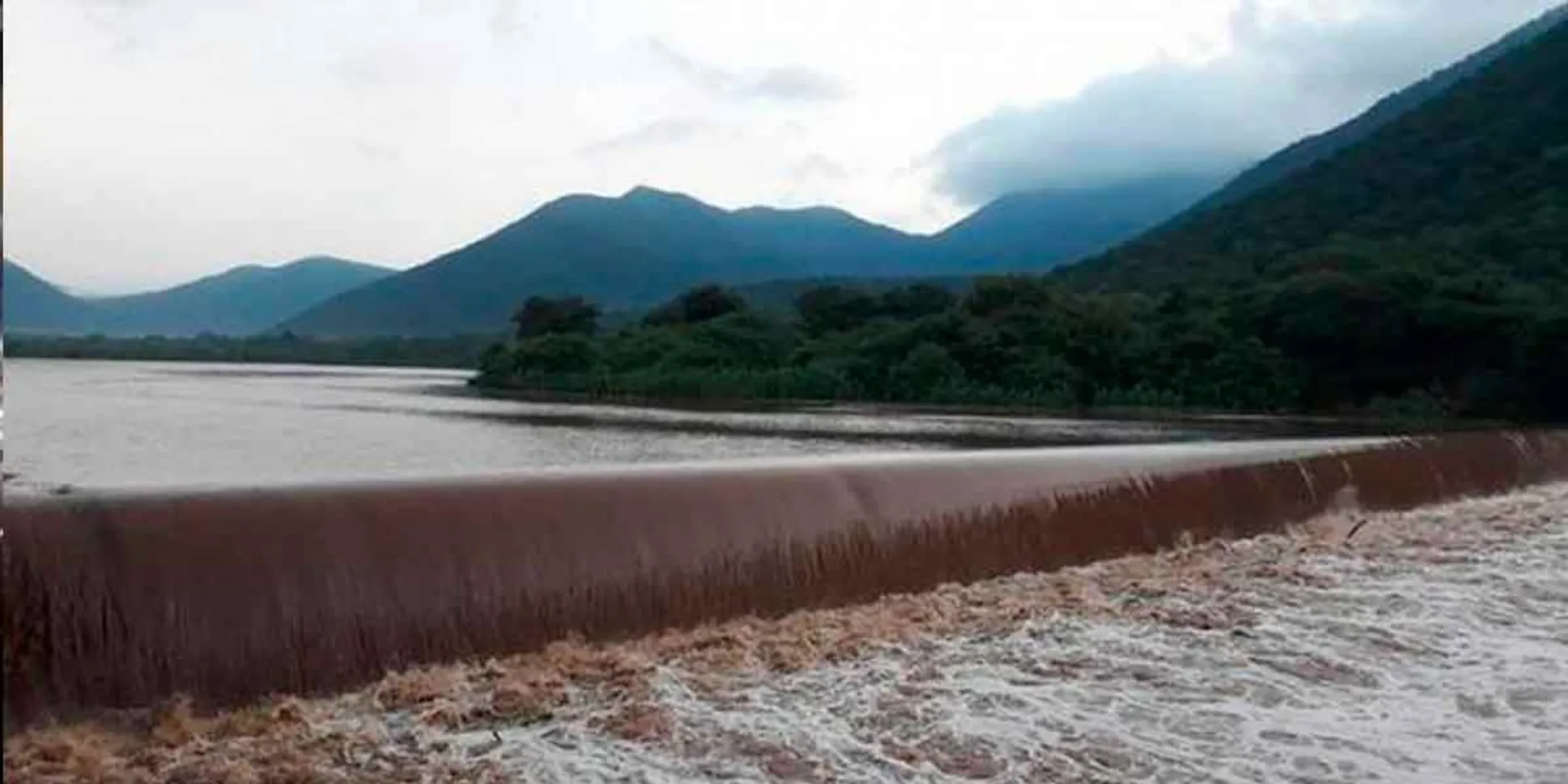 Heavy rains... overflowing Kunderipallam dam