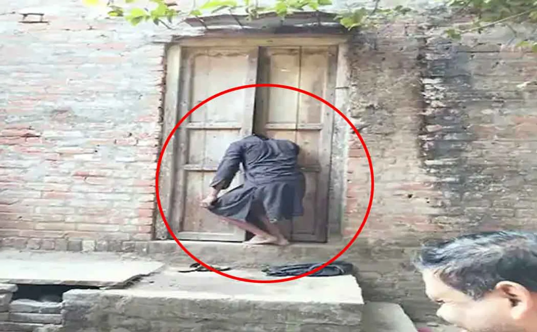 A thief's head stuck in a door; Tragedy that he passed awayat the place where he came to steal