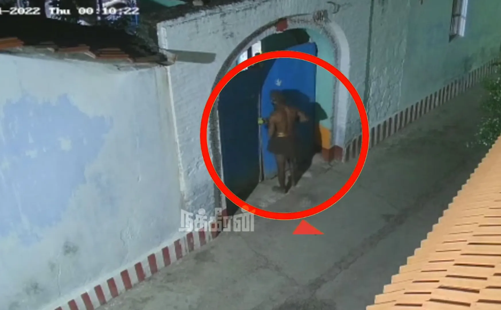 Jewel robbery by threatening to put a knife to the child's neck