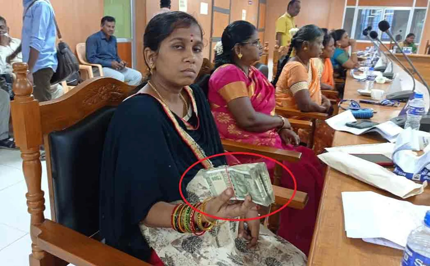 Woman councilor with bribe money in Sivakasi Corporation meeting 