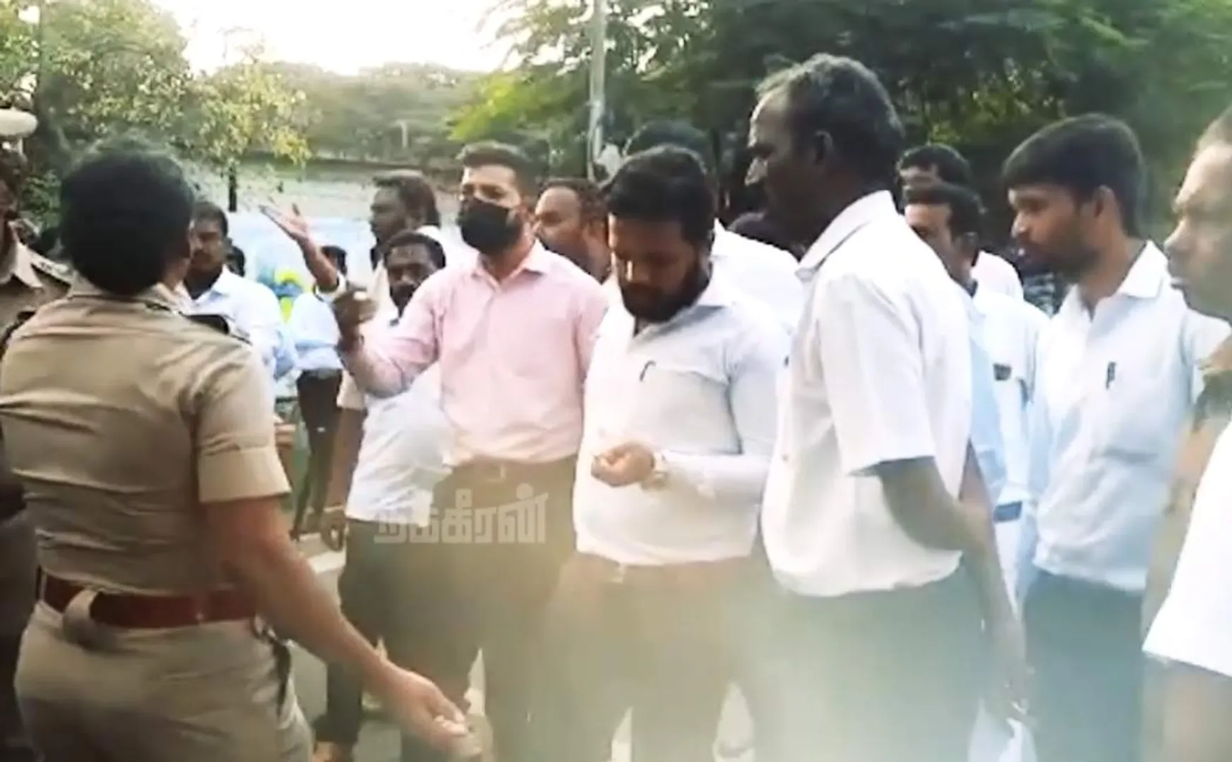 Lawyers sturggle because jailer said that lawyers should not talk prisoners person