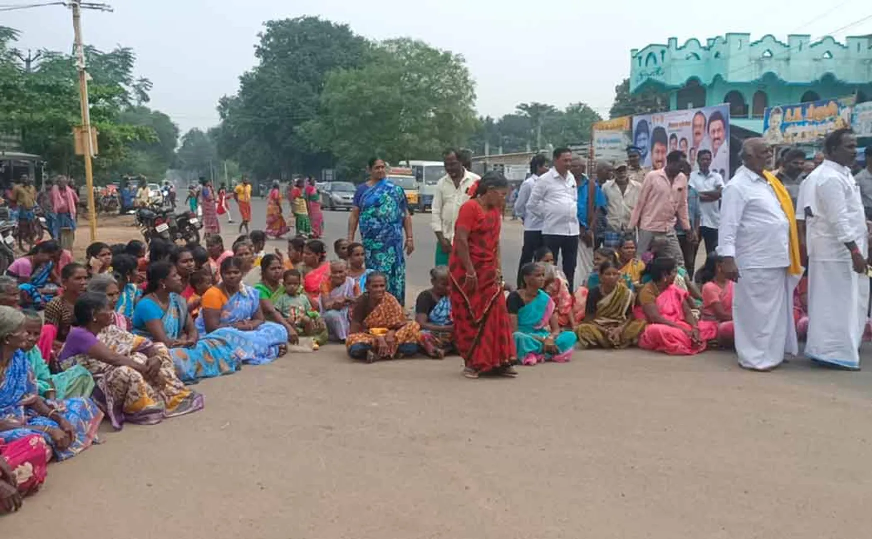 Villagers block road to condemn Cuddalore NLC