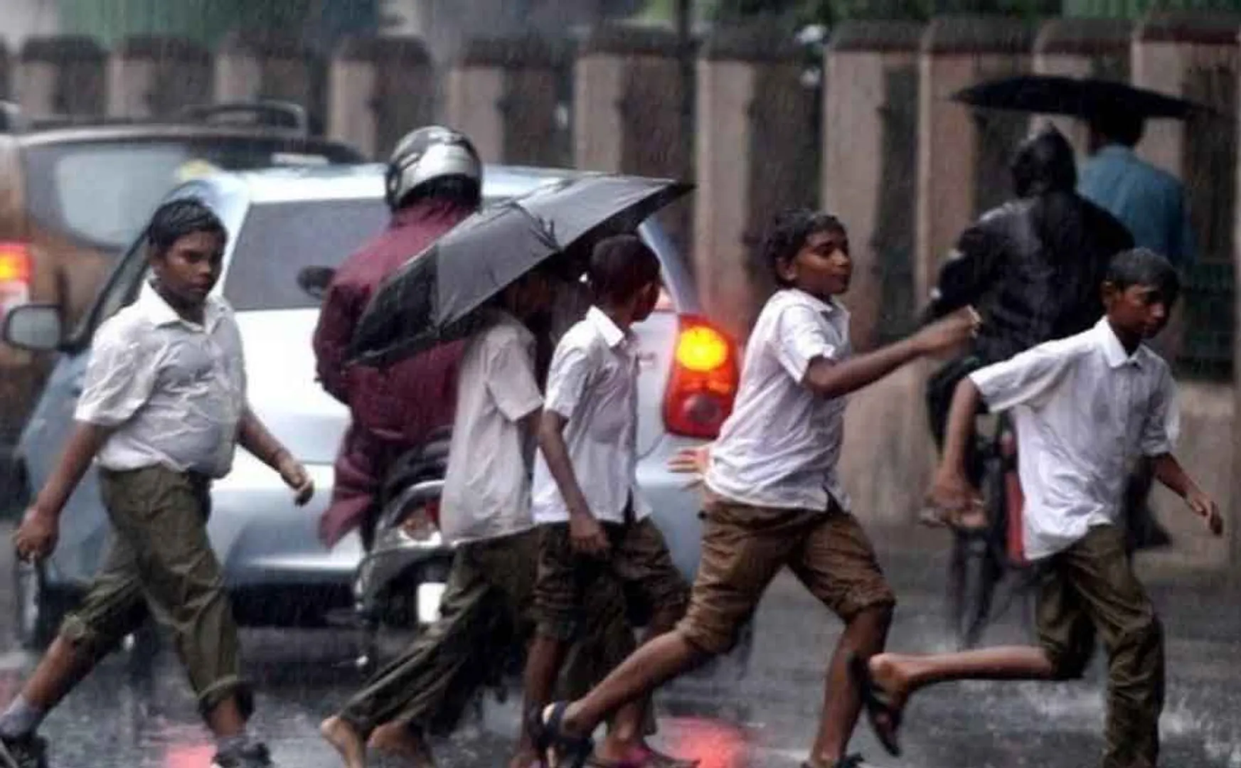 Mandus Cyclone Warning: Holidays for schools and colleges in 17 districts