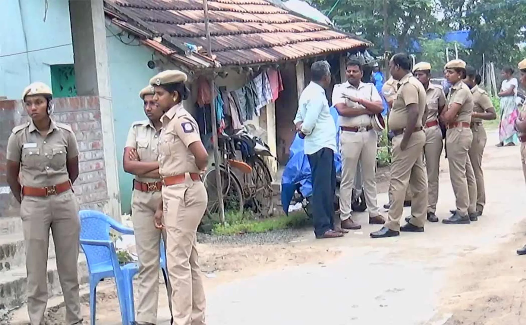 ADMK panchayat president leader hacked to passed away in Tiruvarur