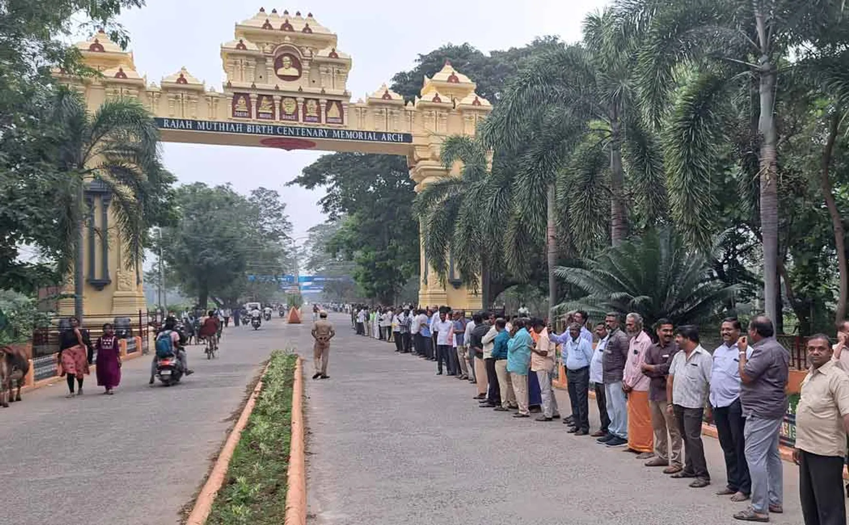 Human chain struggle on behalf of Chidambaram Annamalai University Jack Association