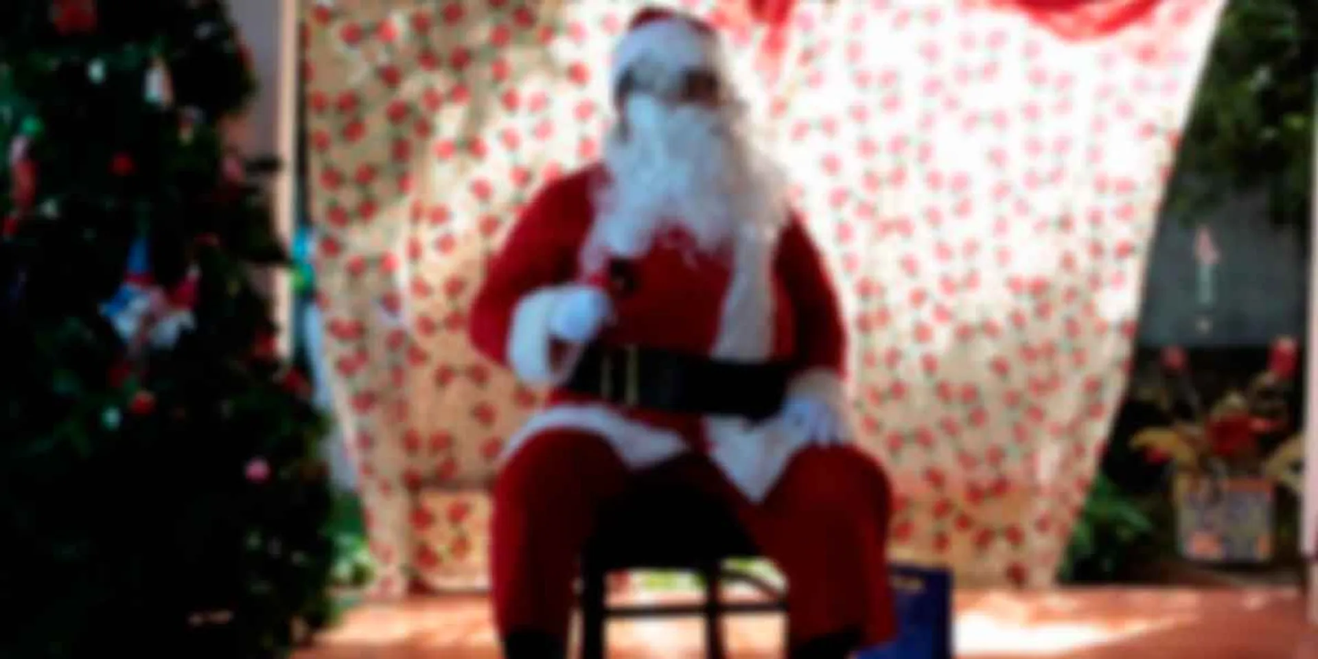 Who is the mysterious man who disguised himself as Santa Claus and robbed a retired teacher of his jewels? Exciting information revealed!