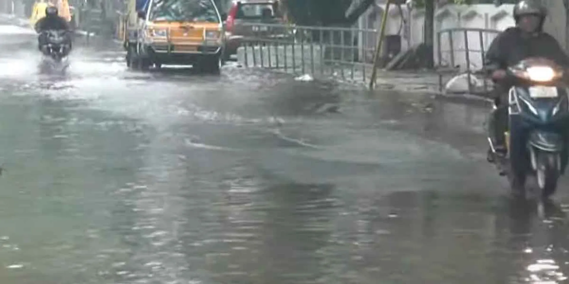  The rain poured down at dawn; Stagnant rainwater in Rayapetta