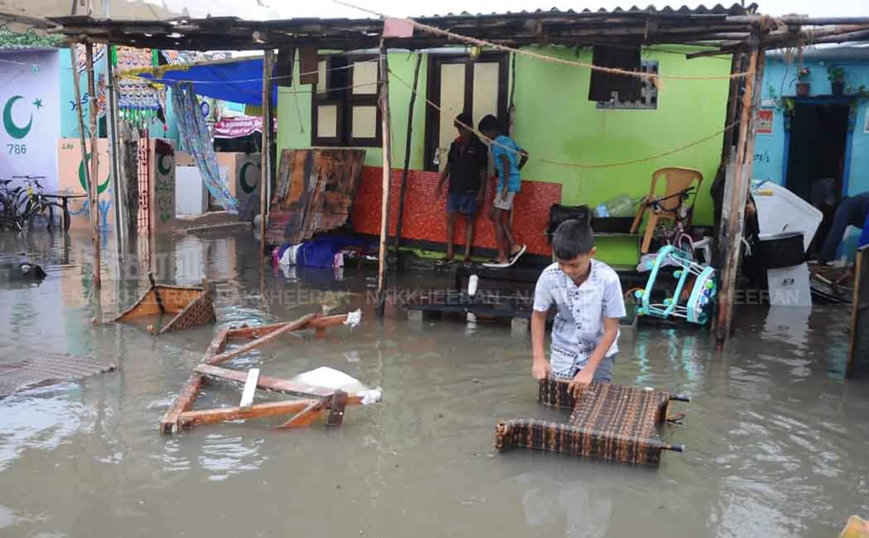 Intensity of Mantus! Sea water entering Chennai beach residences!