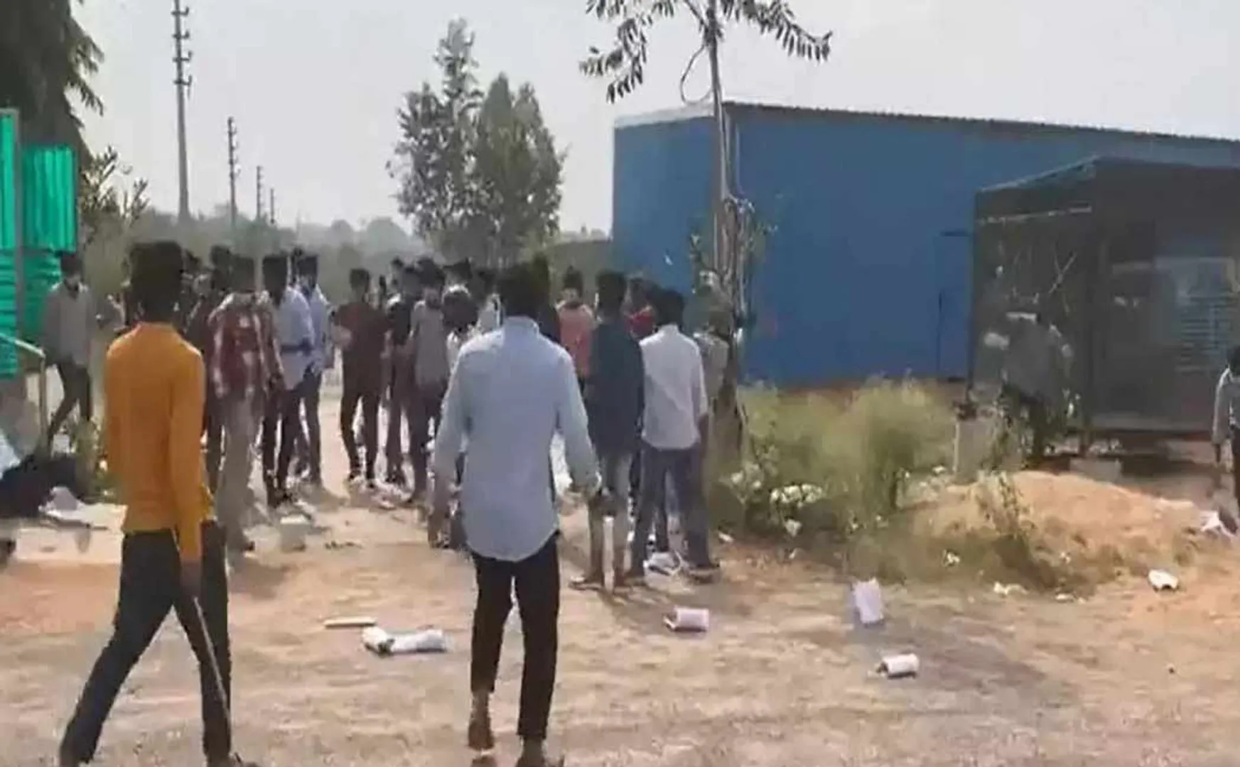 A gang of 100 people broke into a house and kidnapped a woman; The dentist was tortured because he refused to love