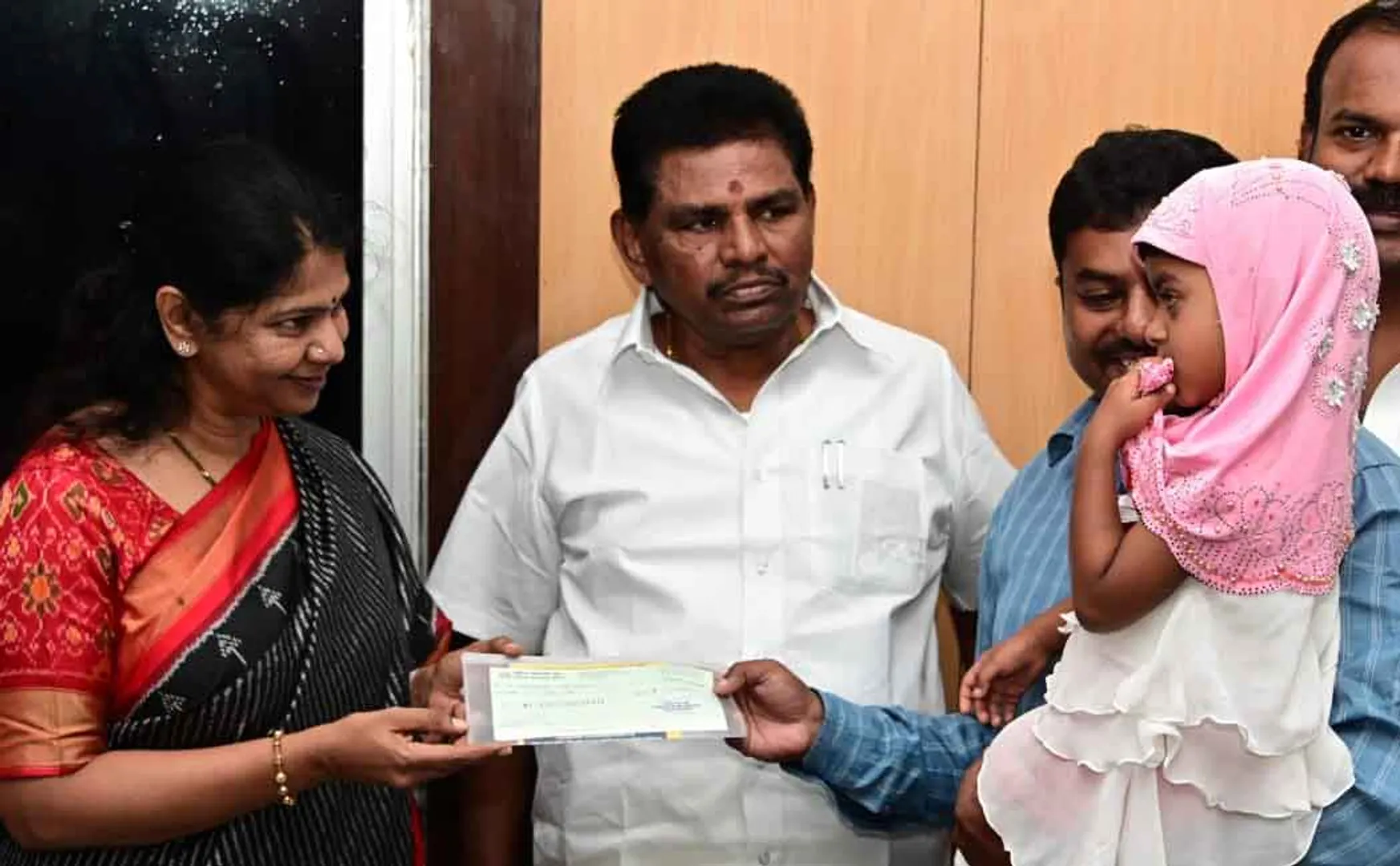 Tuticorin issue! Kanimozhi MP who provided relief fund  