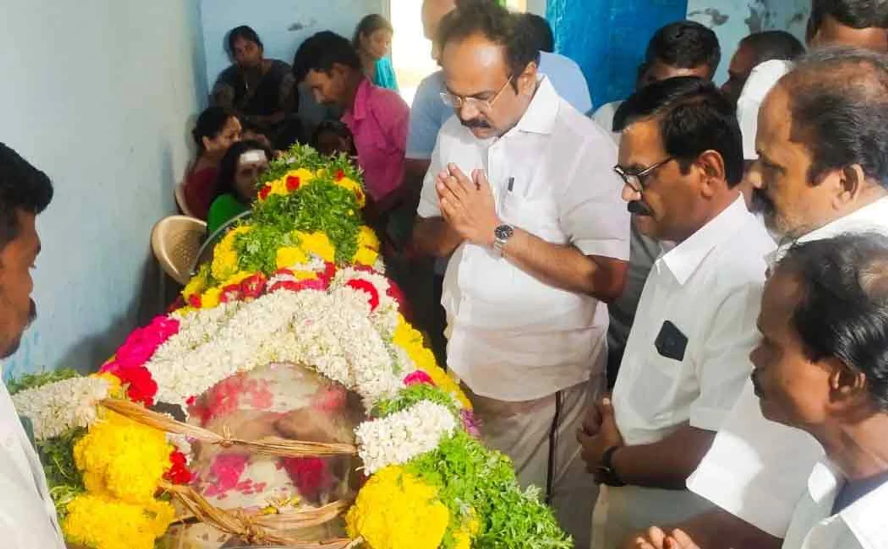Former AIADMK MP DMK minister paid tribute to the body in person! -Political civilization is dripping!
