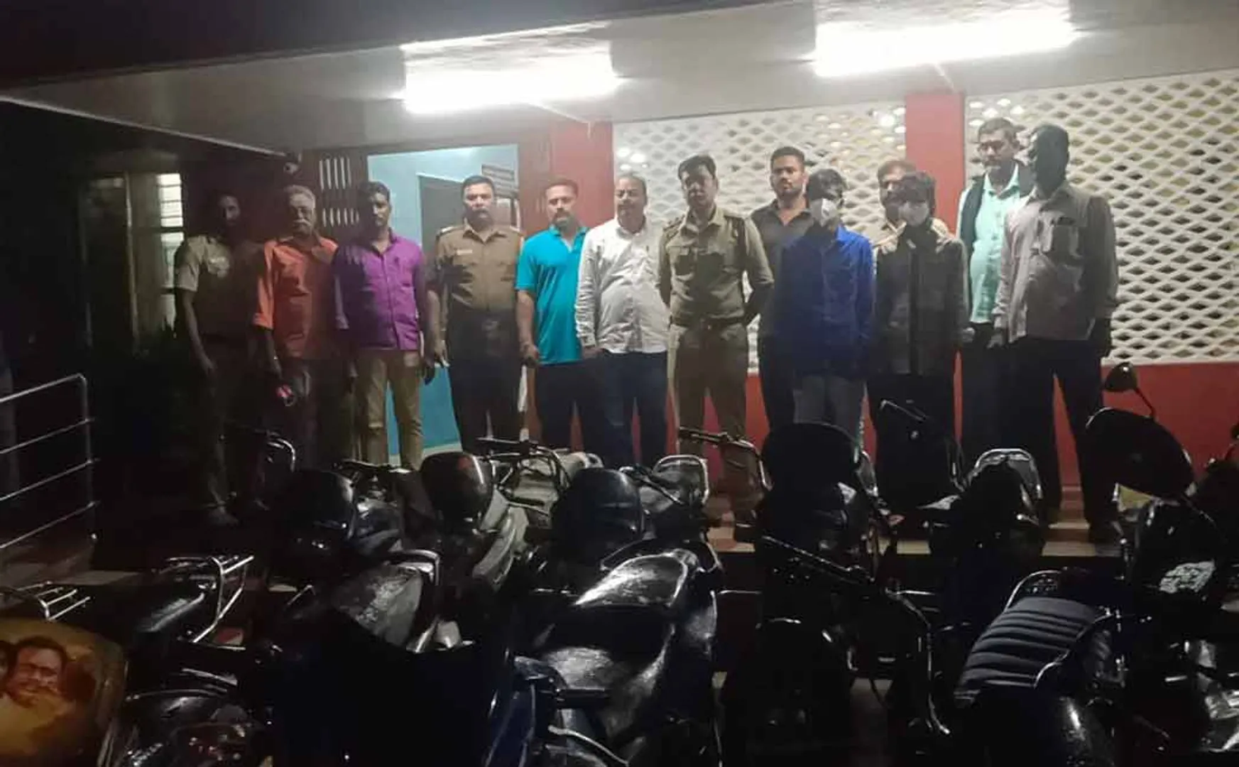 Police arrested 3 people for stealing two-wheelers