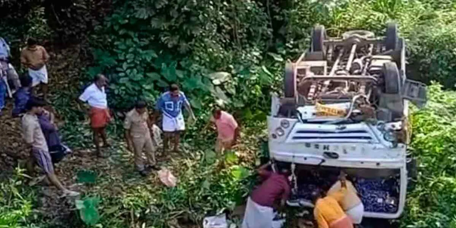 Van carrying Sabarimala devotees overturns in an accident - 10-year-old girl loss their live
