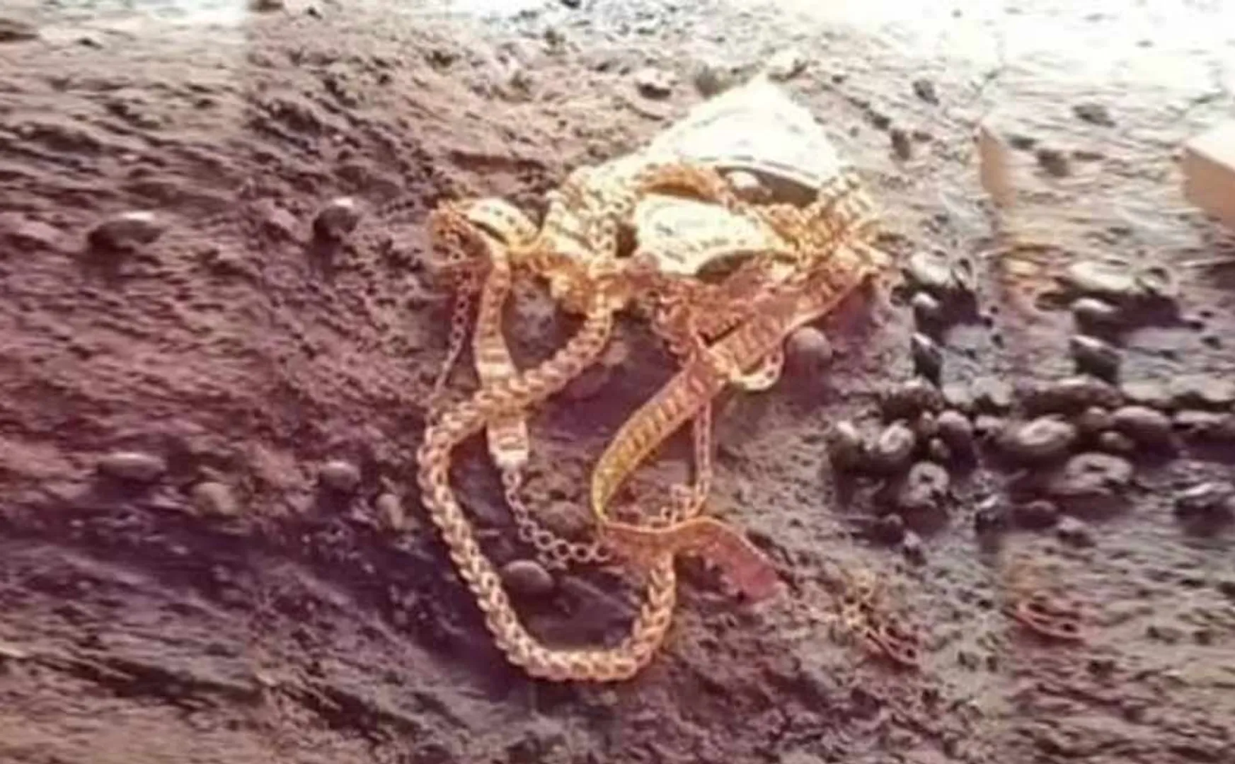Thieves return stolen jewels