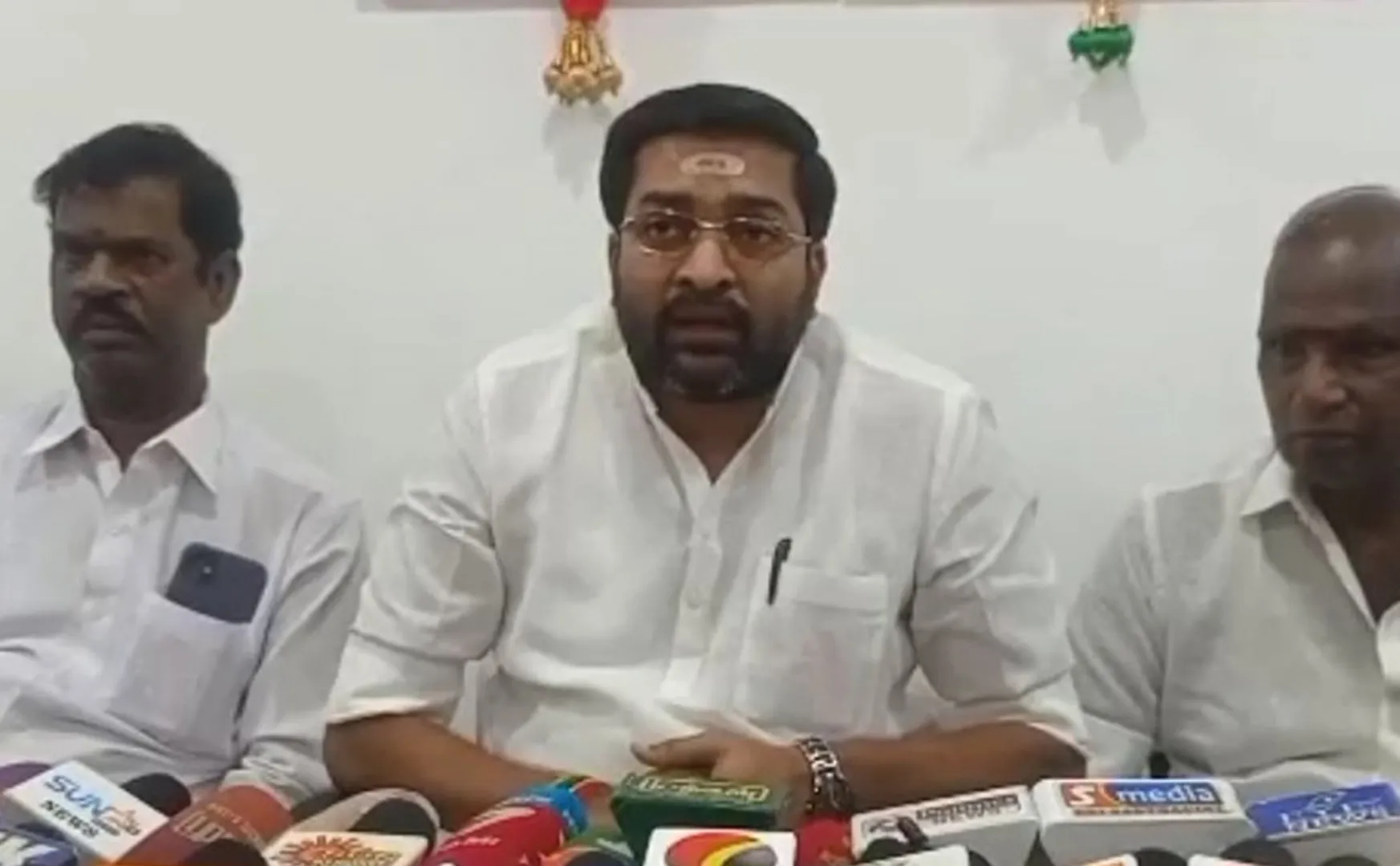 former admk mla vaiyapuri talk about Statehood for Puducherry