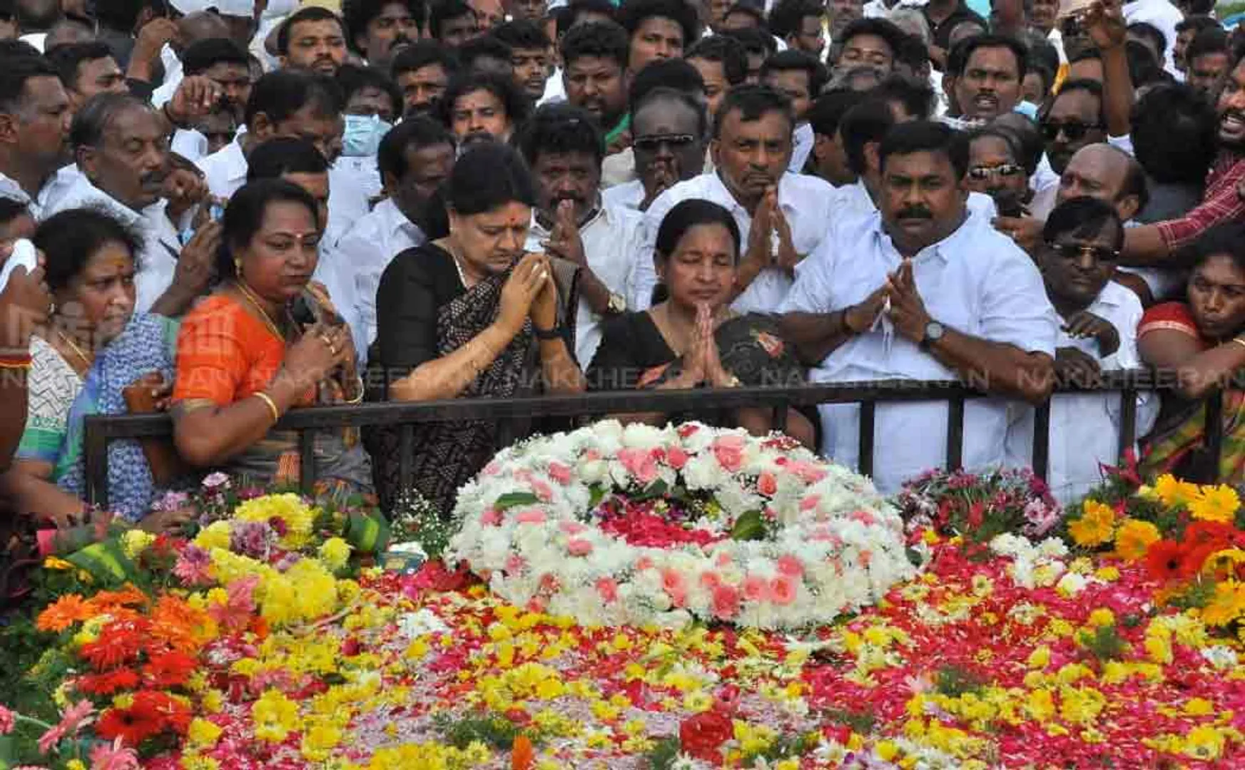 sasikala and ttv dinakaran pays tribute to former chief minister mgr