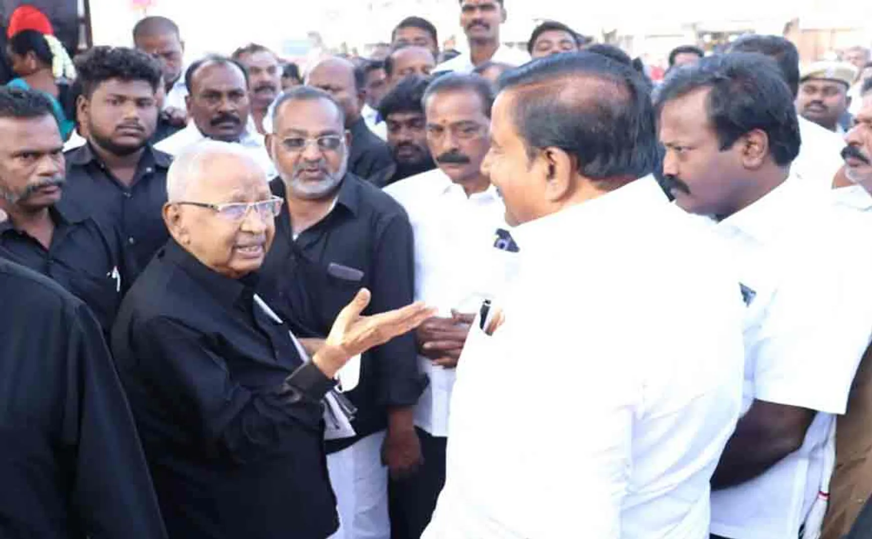k.n.nehru and veeramani pay tribute to thanthai periyar