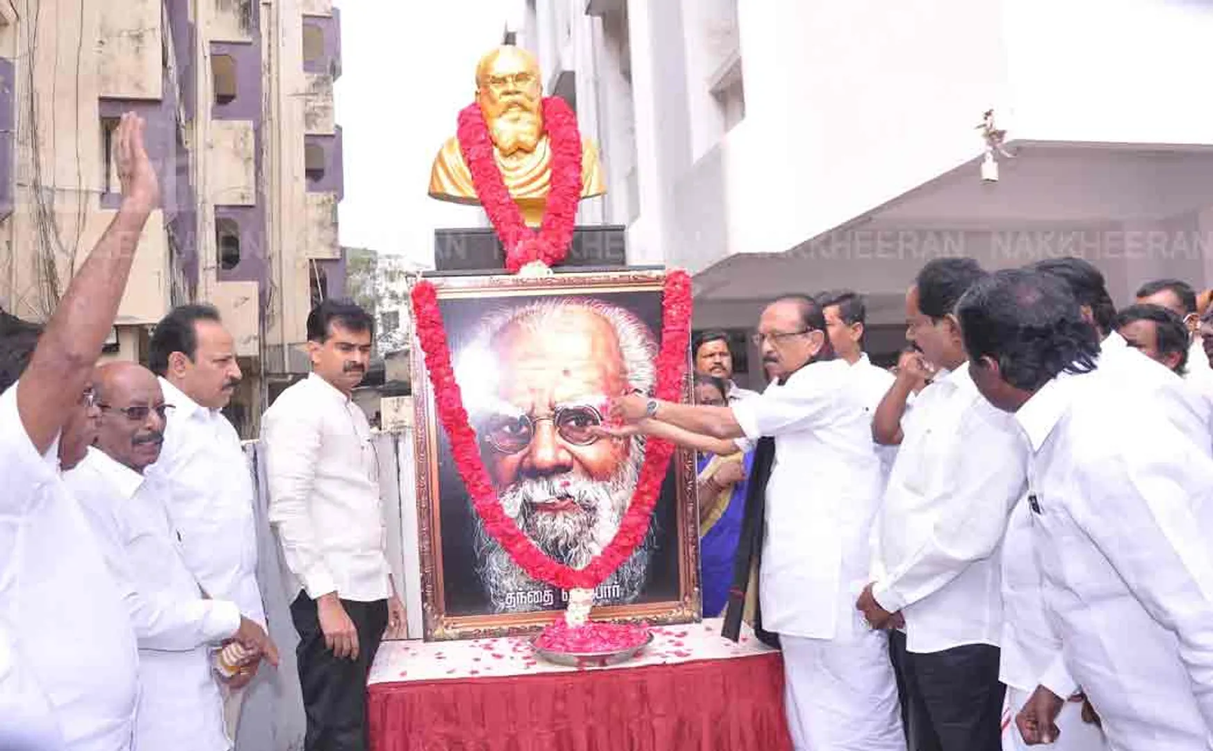 mdmk general secretary vaiko pay tribute to thanthai periyar and mgr