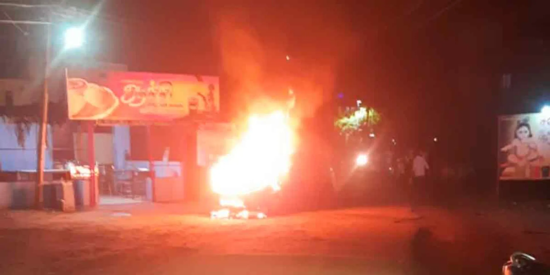  A car caught fire in front of the hotel