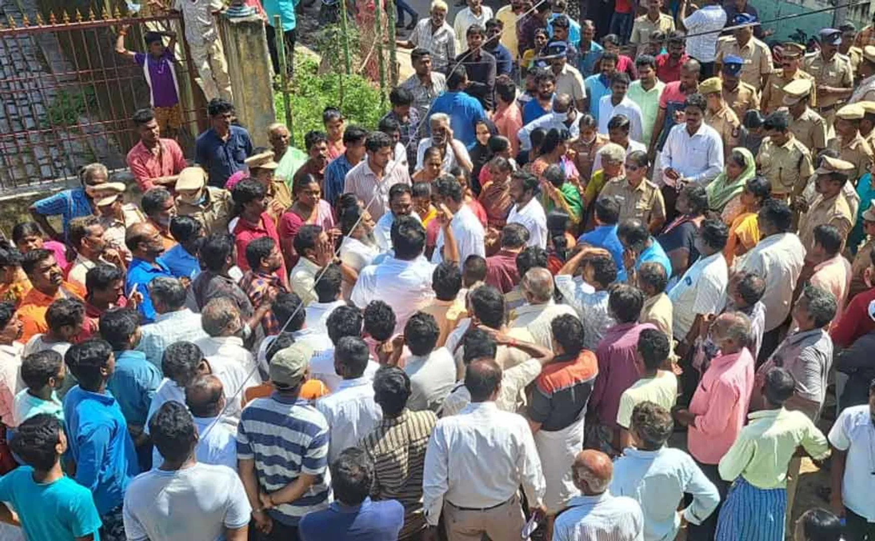 Residents are protesting against sealing houses Chidambaram