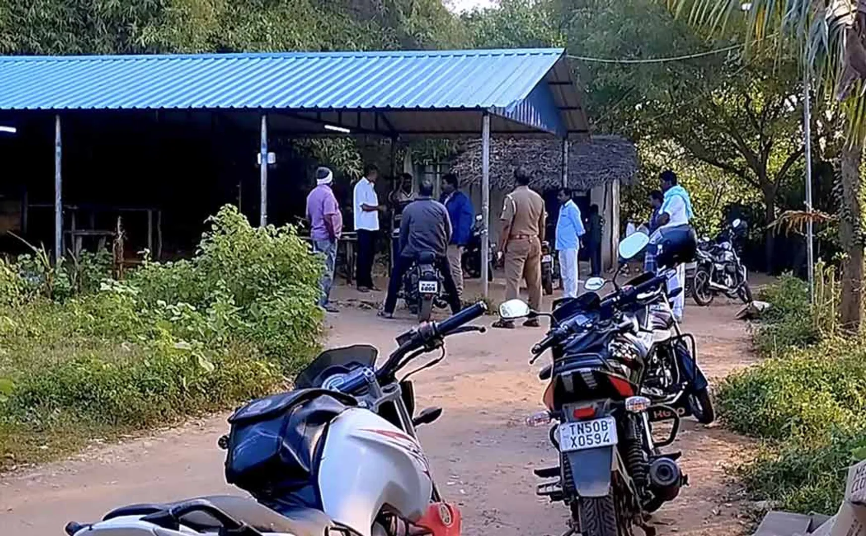 Robbery in Tasmac shop Police searching  for mysterious people!
