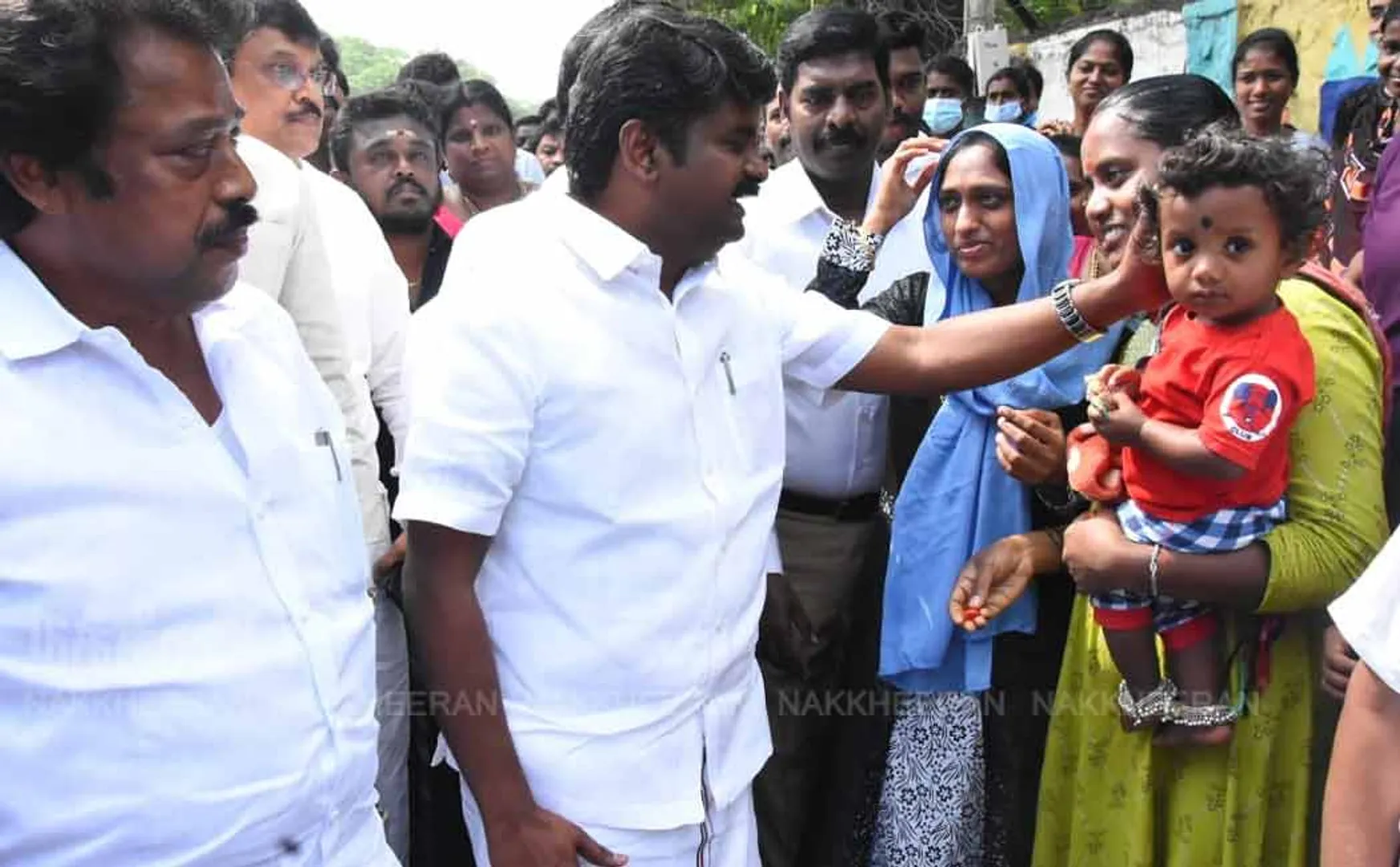 former health minister vijayabaskar meet  nurse issue 