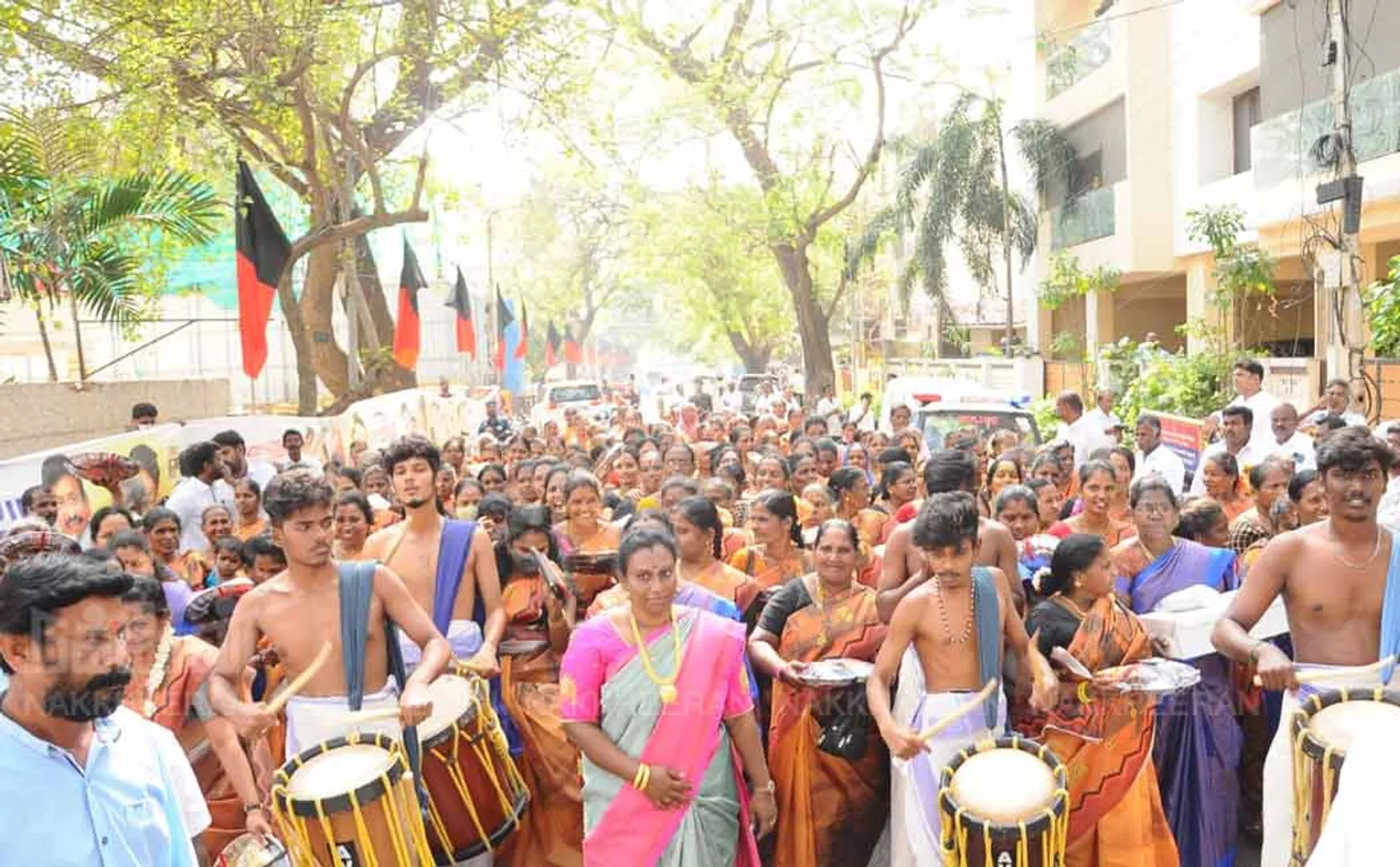 dmk mp kanimozhi birthday celebration at chennai cit colony 