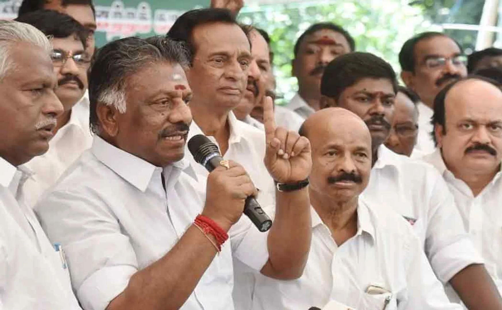 Speech on Jayalalitha; OPS reprimands the minister