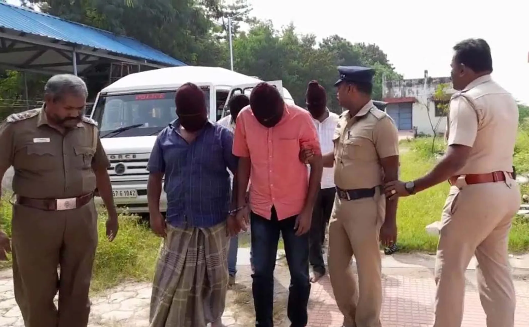8 person including ex-policeman robbed house real estate magnate were arrested