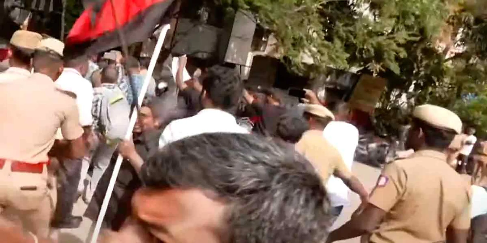  struggle against Governor; The police are pushing and shoving between the protestors
