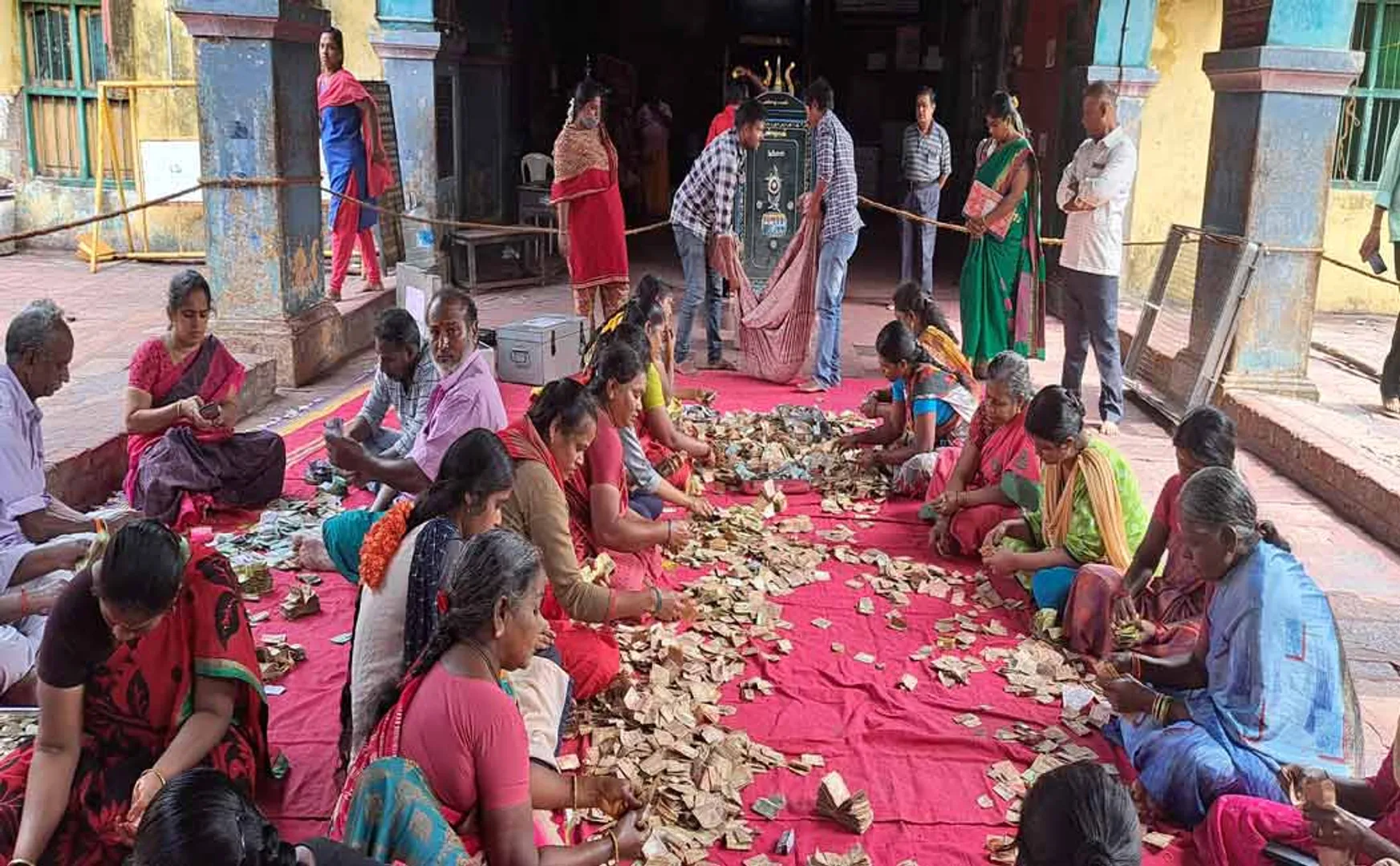 chidamparam thillai kaliyamman temple donation counted 