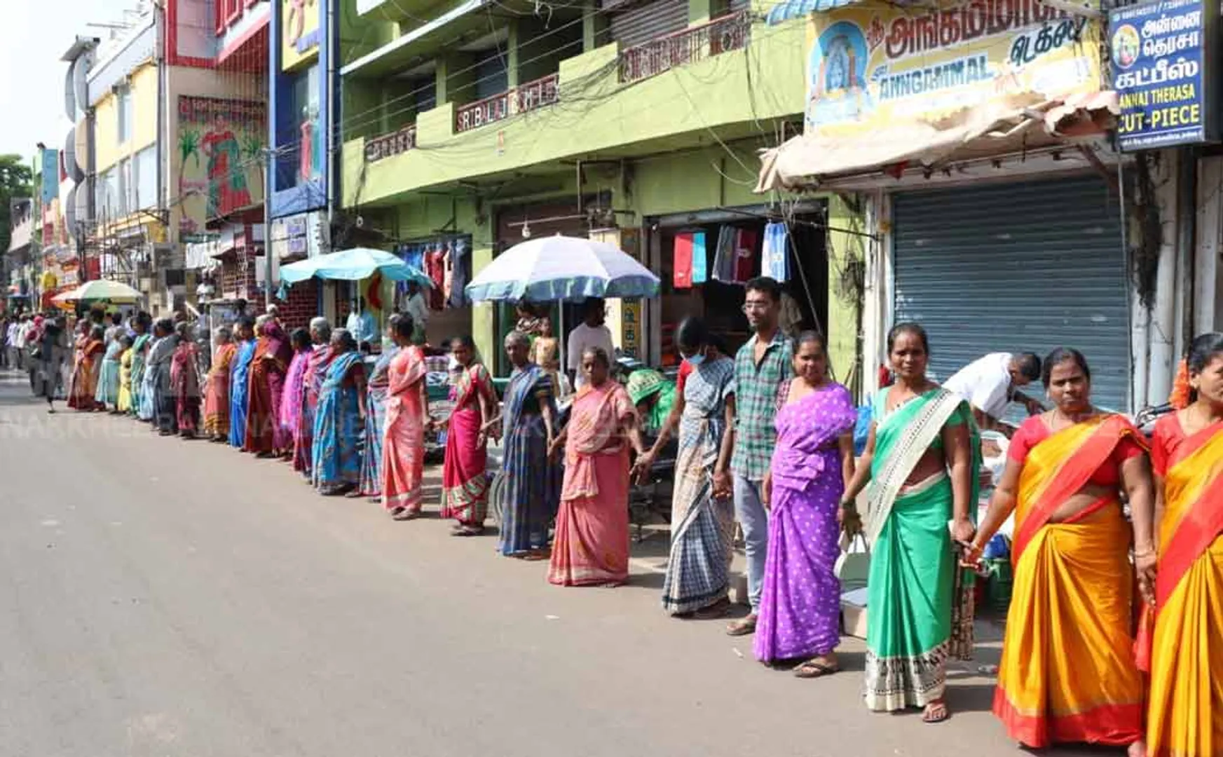 Human chain rally against northern state traders in chennai 
