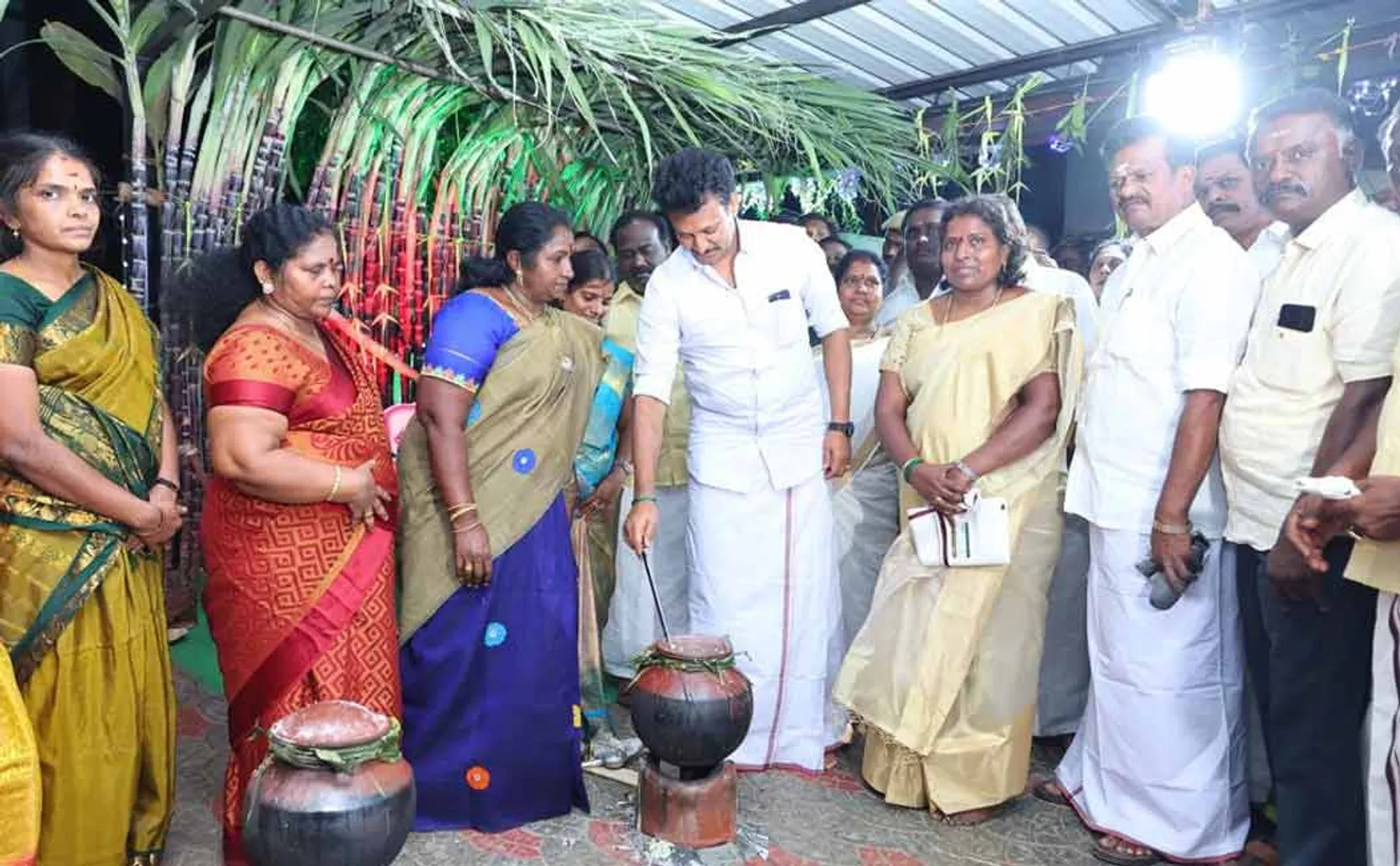 minister anbil mahesh poyyamozhi celebrated pongal festival in trichy 